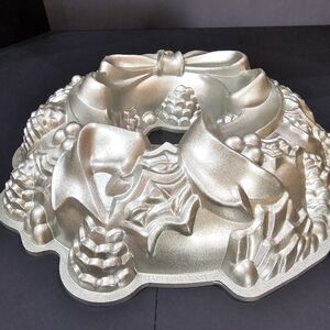 Nordic Ware Christmas Holiday Wreath Bundt Pan Cake 9 cup Heavy Cast Aluminum